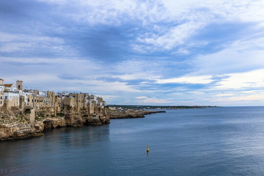 Vista panoramica della costa nord di Polignano a Mare ( Bari , Puglia , Italia )