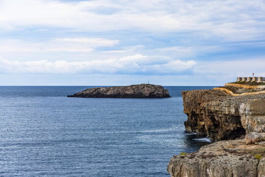 Vista panoramica dello scoglio dell'Eremita o isolotto di San Paolo di Polignano a Mare ( Bari, Puglia, Italia )