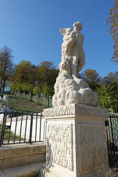 Sculpture monumentale ornant les rampes de la grande cascade au parc national de Saint-Cloud