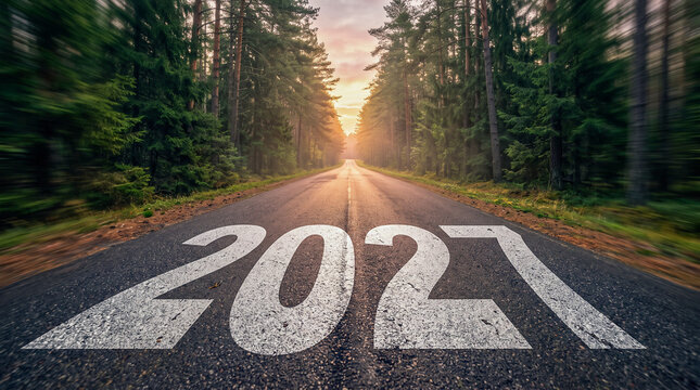 Carretera entre bosques con el n&uacute;mero 2027 pintado en el asfalto al amanecer. Concepto de nuevos comienzos, futuro, esperanza y oportunidades.