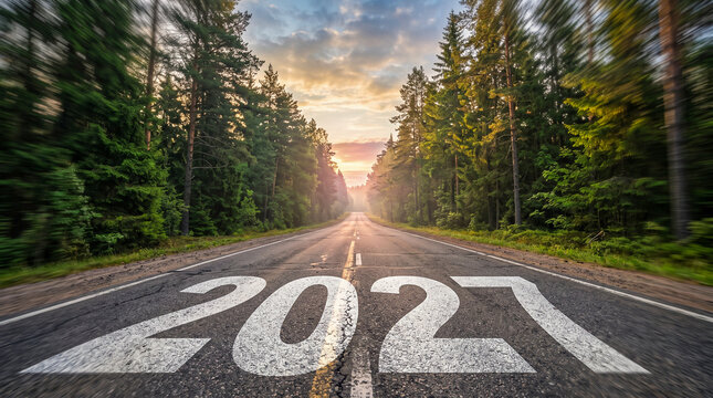 Carretera entre bosques con el n&uacute;mero 2027 pintado en el asfalto al amanecer. Concepto de nuevos comienzos, futuro, esperanza y oportunidades.