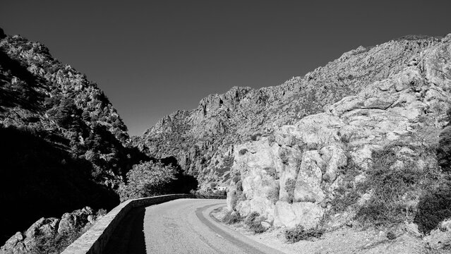 La strada che collega Corte alla costa occidentale della Corsica attraversa panorami di montagna mozzafiato aperti su grandi vallate per poi insinuarsi nello stretto Canyon della Ruda.