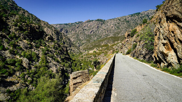 La strada che collega Corte alla costa occidentale della Corsica attraversa panorami di montagna mozzafiato aperti su grandi vallate per poi insinuarsi nello stretto Canyon della Ruda.