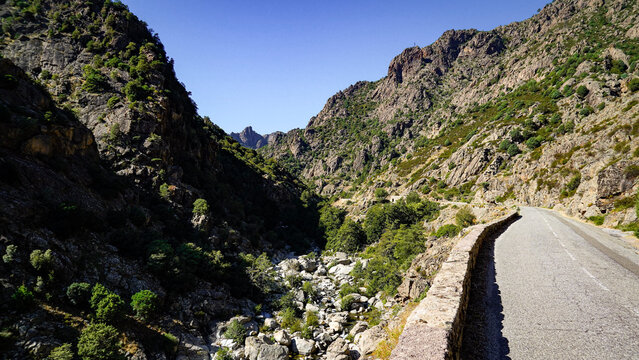 La strada che collega Corte alla costa occidentale della Corsica attraversa panorami di montagna mozzafiato aperti su grandi vallate per poi insinuarsi nello stretto Canyon della Ruda.