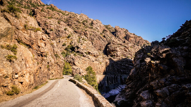La strada che collega Corte alla costa occidentale della Corsica attraversa panorami di montagna mozzafiato aperti su grandi vallate per poi insinuarsi nello stretto Canyon della Ruda.