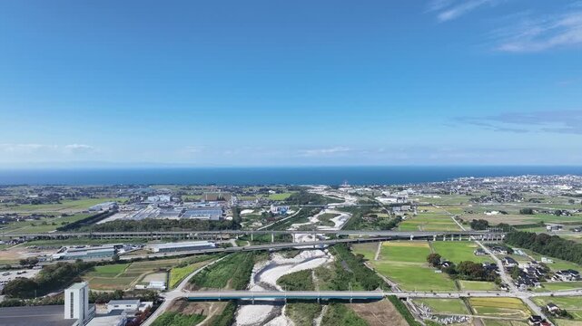 秋空と富山県の早月川の風景