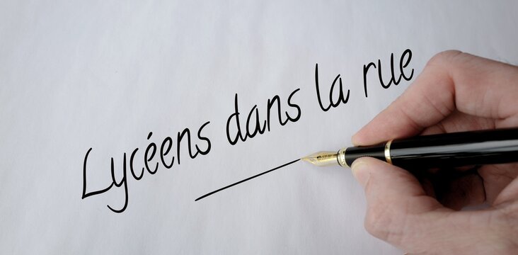 lyc&eacute;ens dans la rue (&agrave; la main)