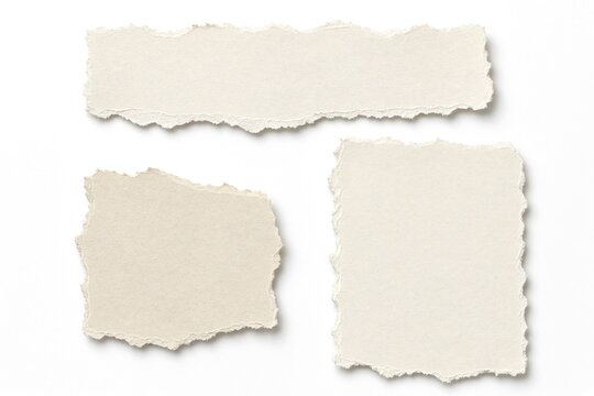  Ensemble de papiers d&eacute;chir&eacute;s, feuilles de papier cr&egrave;me &agrave; bords d&eacute;chir&eacute;s, isol&eacute; sur fond blanc