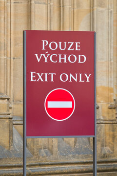 Hinweisschild in tschechischer Sprache mit den Worten Pouze Vychod, nur Ausgang, an einer Sehensw&uuml;rdigkeit der Stadt Prag