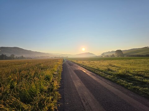 Sonnenaufgang im Herbst mit Stra&szlig;e