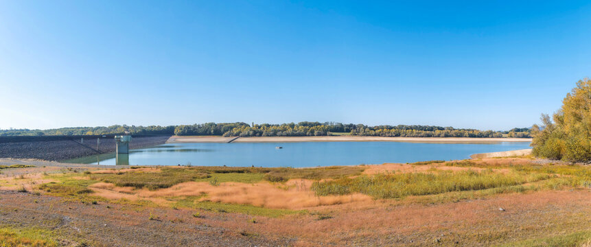 Lake Michelbach near Aspach-Michelbach in the Haut-Rhin. To the east, the main dam with the water intake tower. To the south, the exposed bank at low water levels runs alongside the ridge path