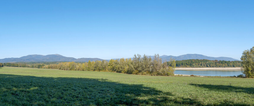 Lake Michelbach, northwest of Mulhouse in Haut-Rhin. The ridge path on the south shore offers exceptional views of the Vosges mountains, from the Rossberg to the Grand Ballon.
