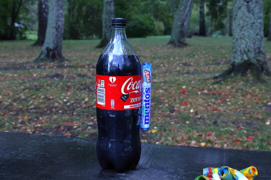Mix Coca cola and Mentos candy. Experiment test.