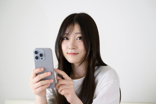 スマートフォンを見る女性