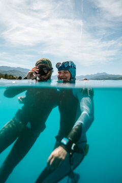 freediving friends relaxing together between dives