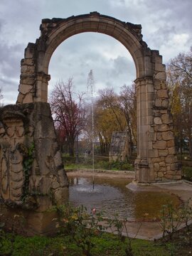 El arco medieval situado en el Paseo de la Virgen de las Vi&ntilde;as, en Aranda de Duero (Burgos), es un elemento arquitect&oacute;nico hist&oacute;rico procedente del antiguo convento o monasterio dominico de Sancti Spi