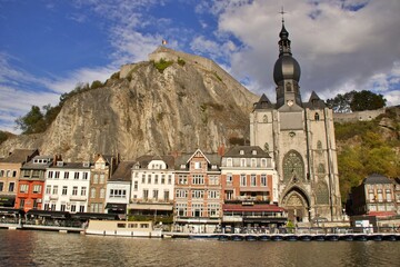 domy i katedra nad rzeka Dinant w belgii  © Sylwester