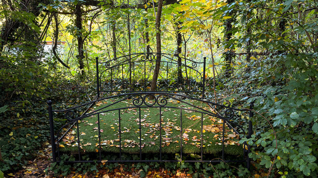 Altes Bettgestell in einem Park
