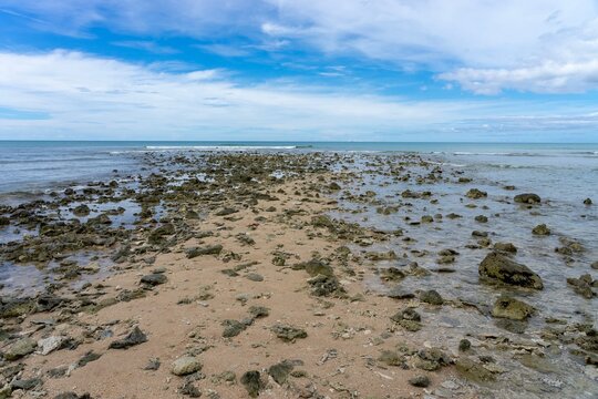 Tropischer Strand bei Ebbe in Thailand