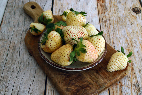 White strawberry, 'Pineberry' variety
