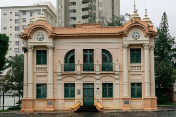 Um dia de chuva. Praça Clarimundo Carneiro Uberlandia Mg - Brasil © Weverson