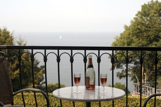 Two glasses sparkling vine