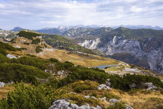 Lake Augstsee and the Atterkogel mountain on the Loser. View of other mountains. Autumn, good weather, blue sky and clouds. Altaussee, Bad Aussee, Ausseer Land, Totes Gebirge, Styria, Upper Austria, Austria