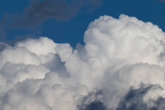 nubes blancas en forma de algod&oacute;n y un cielo azul intenso