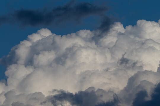 nubes blancas en forma de algod&oacute;n y un cielo azul intenso