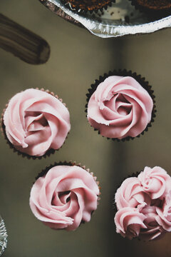 cupcakes, pink frosting, rose cupcakes, buttercream roses, chocolate cupcakes, frosted cupcakes, cupcake decoration, buttercream frosting, piped icing, frosting swirls, rosette icing, rose shaped fros