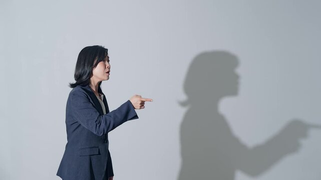 口論する女性ビジネスパーソン