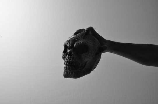 m&atilde;o com garras de terror e medo para dia dos desesperados 