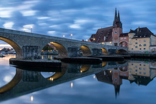 Morgend&auml;mmerung an der Donau in Regensburg, Bayern
