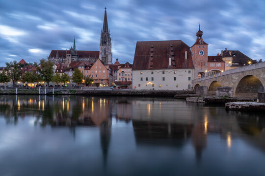 Morgend&auml;mmerung an der Donau in Regensburg, Bayern