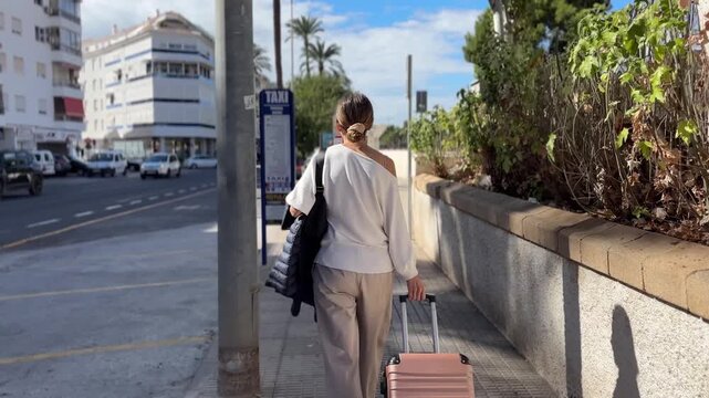 Mujer caminando hacia la parada de taxis para viajar en tren