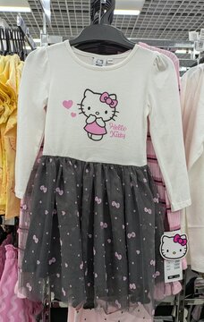 Vestido con camiseta de manga larga para ni&ntilde;as con estampado de Hello Kitty con corazones lanzando besos y falda de tul con lazos rosas. Tienda Pepco de Madrid, Espa&ntilde;a, 6 de julio de 2026
