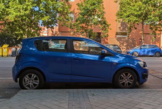Vista lateral de un autom&oacute;vil Chevrolet Aveo aparcado en una calle de Madrid, Espa&ntilde;a, 6 de julio de 2026