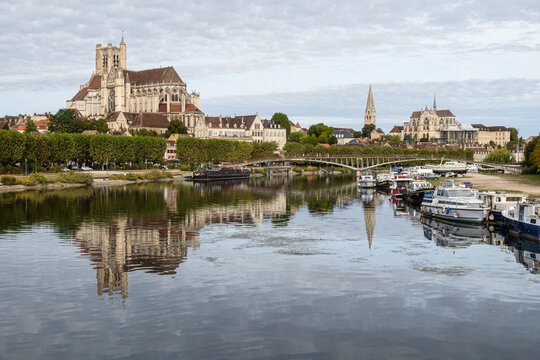 Ville d'Auxerre avec la cath&eacute;drale Saint-&Eacute;tienne et l'abbaye Saint-Germain pr&egrave;s de la rivi&egrave;re Yonne en Bourgogne-Franche-Comt&eacute;, France