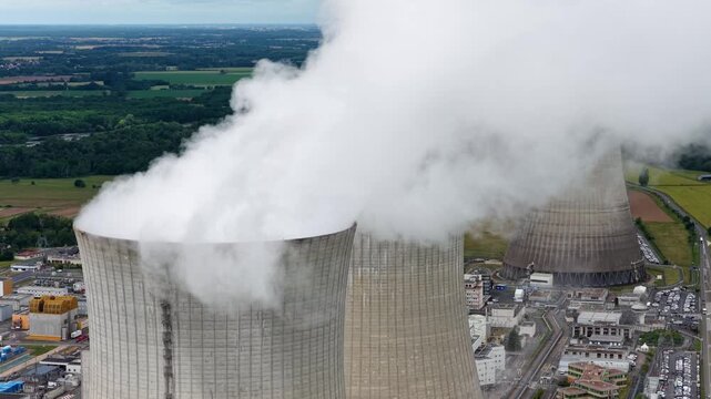 Dampierre‑en‑Burly Nuclear Power Plant, Loiret department, Centre‑Val de Loire region in France, energy facility with multiple reactor units, cooling towers and extensive industrial infrastructure.