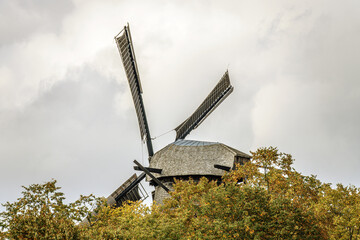 alte Windmühle in der Ferne © Patrick P. Palej