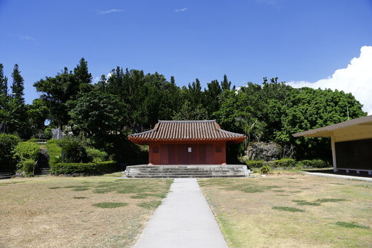 The main hall of Shiseibyo temple standing on a spacious lawn in Okinawa.