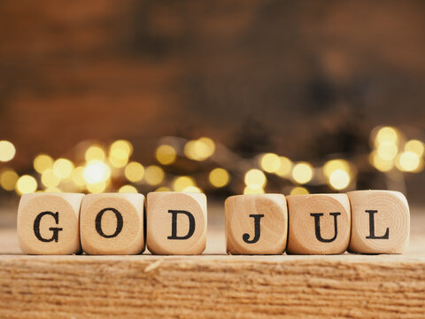 Small wooden block with the words God Jul and Christmas lights