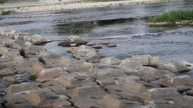 川石の周りを流れる水と小さな泡、穏やかな渓流の動画
