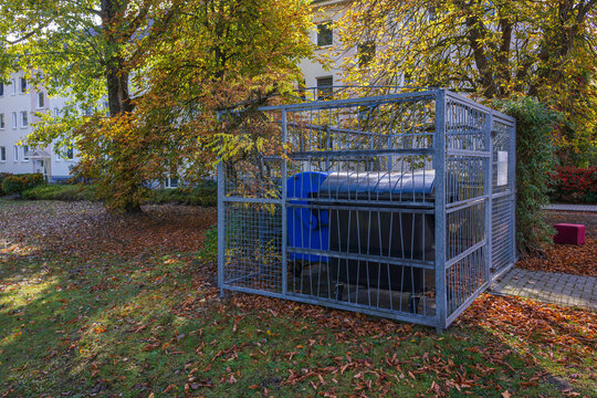M&uuml;lltonnenplatz im Herbst