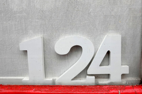 Nombre 124 en chiffres en relief derri&egrave;re une vitrine