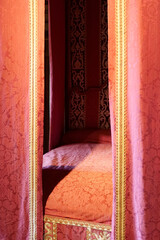 tissu d'un lit à baldaquin © Anthony PELLIEUX