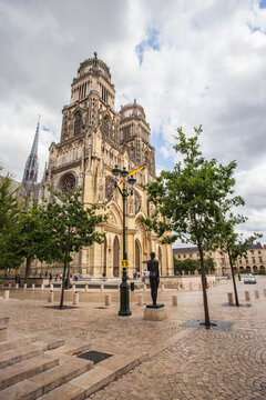 Rue et cath&eacute;drale Sainte-Croix dans la ville d'Orl&eacute;ans &ndash; France