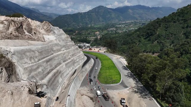 Video a&eacute;reo que ilustra los avances de la construcci&oacute;n de la v&iacute;a que va desde Medell&iacute;n hacia el suroeste de Antioquia, en el sector conocido como "La Areenera " en el municipio de Amag&aacute;.