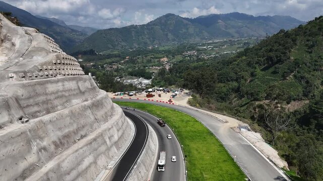 Video a&eacute;reo que ilustra los avances de la construcci&oacute;n de la v&iacute;a que va desde Medell&iacute;n hacia el suroeste de Antioquia, en el sector conocido como "La Areenera " en el municipio de Amag&aacute;.