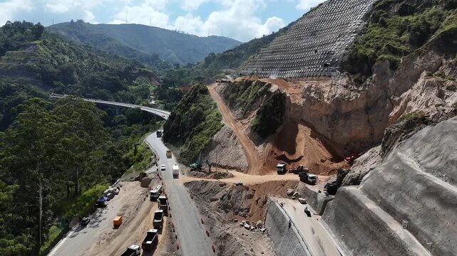 Video a&eacute;reo que ilustra los avances de la construcci&oacute;n de la v&iacute;a que va desde Medell&iacute;n hacia el suroeste de Antioquia, en el sector conocido como "La Areenera " en el municipio de Amag&aacute;.